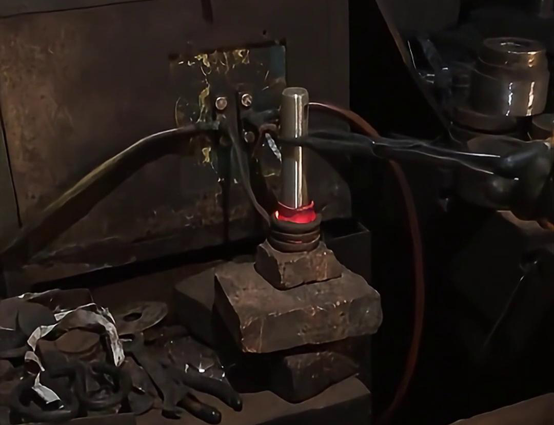 通過高頻加熱，插銷材料可以被迅速加熱到適當(dāng)?shù)臏囟龋员阌谶M(jìn)行后續(xù)的鍛打操作