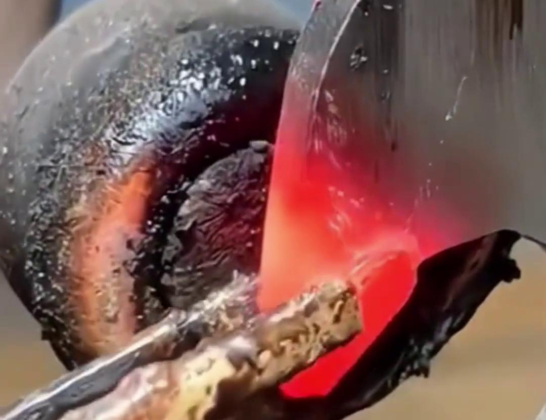 鎢鋼合金和其他金屬焊接在一起，一般采用銅焊，利用高頻加熱機(jī)簡(jiǎn)單高效就可以達(dá)到，熱裝熱拆都適合