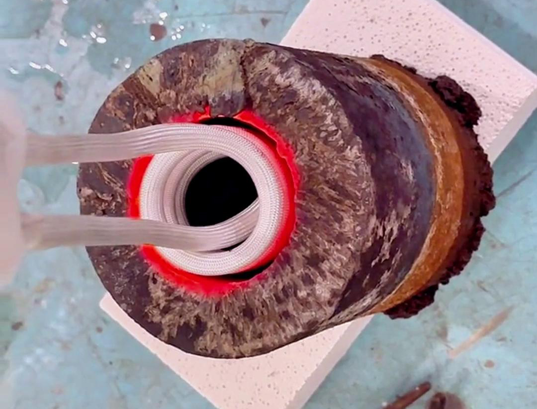 高頻內(nèi)孔加熱主要應(yīng)用于工件的淬火過程，使內(nèi)孔表面在短時間內(nèi)達到較高的溫度，以實現(xiàn)淬火效果