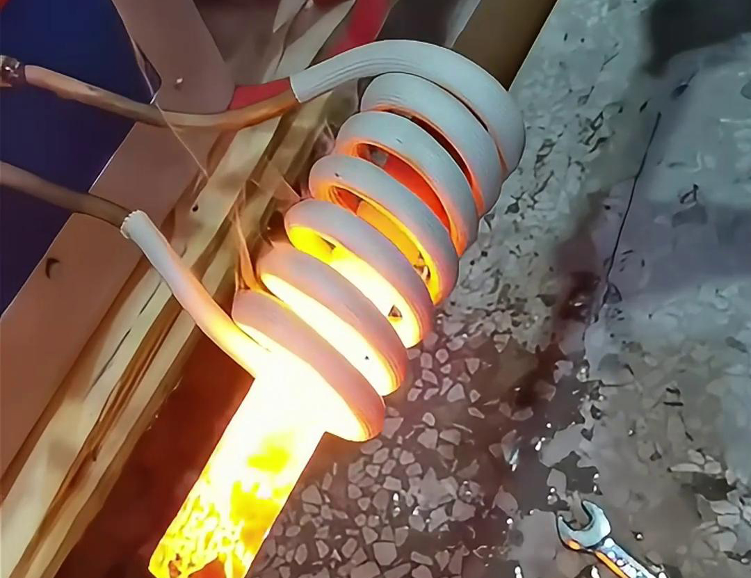 鐵棒的高頻加熱具有效率高、速度快、操作簡單等優(yōu)點(diǎn)，廣泛應(yīng)用于金屬材料加工