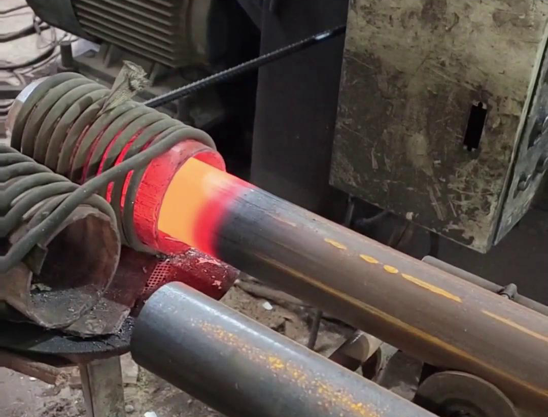 高頻加熱機(jī)利用高頻電磁場對(duì)鋼管進(jìn)行快速、均勻的加熱