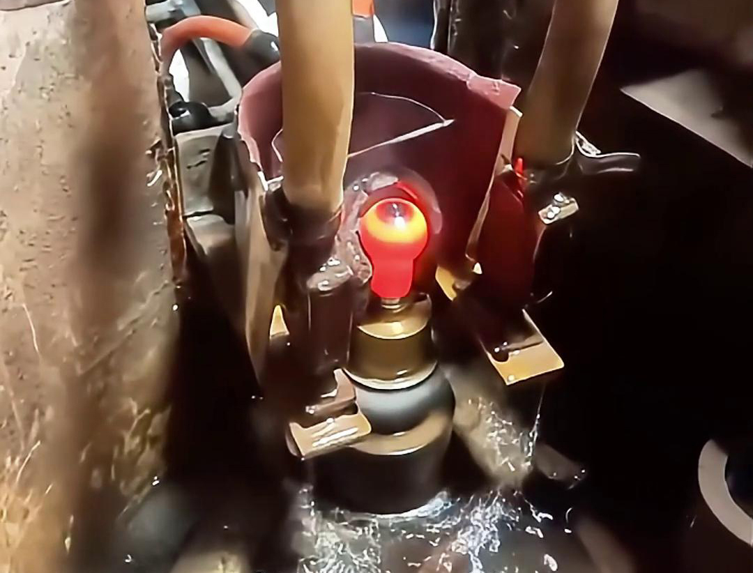 球頭主銷淬火和絲桿軸淬火在工藝、應(yīng)用和要求上各有特點(diǎn)