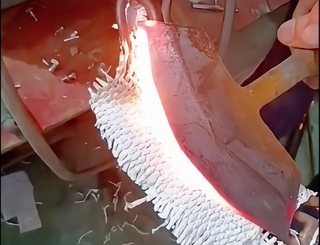 高頻淬火機應用于各種五金刀具、機械農具的淬火熱處理