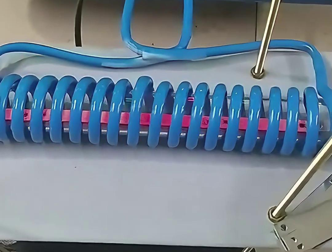 定制的高頻退火機(jī)，主要用于雙孔墊片在線退火使用