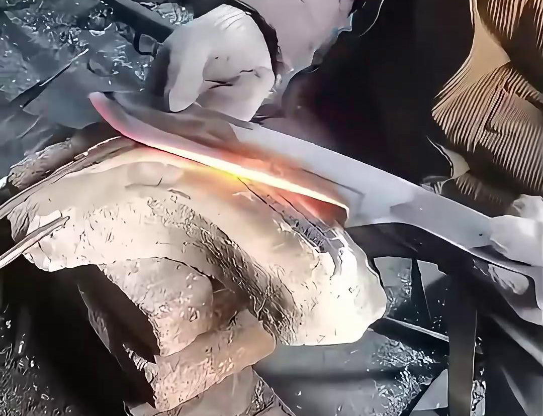 高頻淬火機對刀具刃口淬火熱處理是一種高效、節(jié)能的金屬熱處理工藝