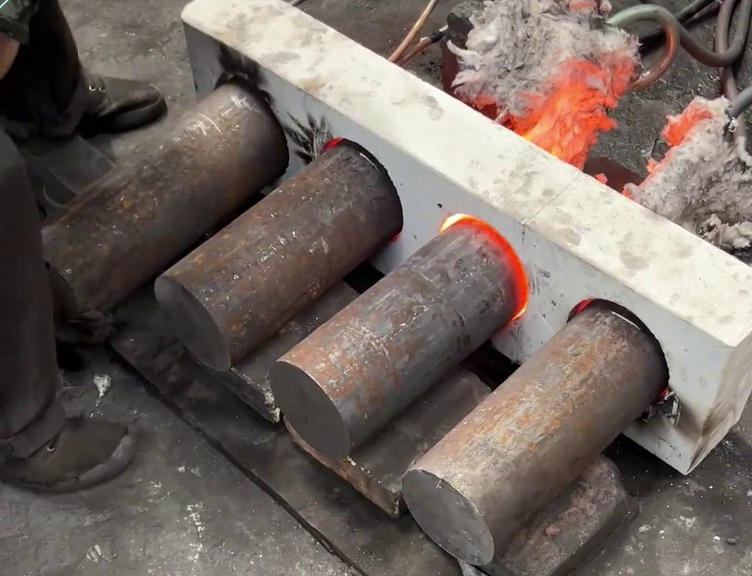 對(duì)于需要加熱大型棒料的場(chǎng)合，建議優(yōu)先考慮采用中頻感應(yīng)加熱設(shè)備