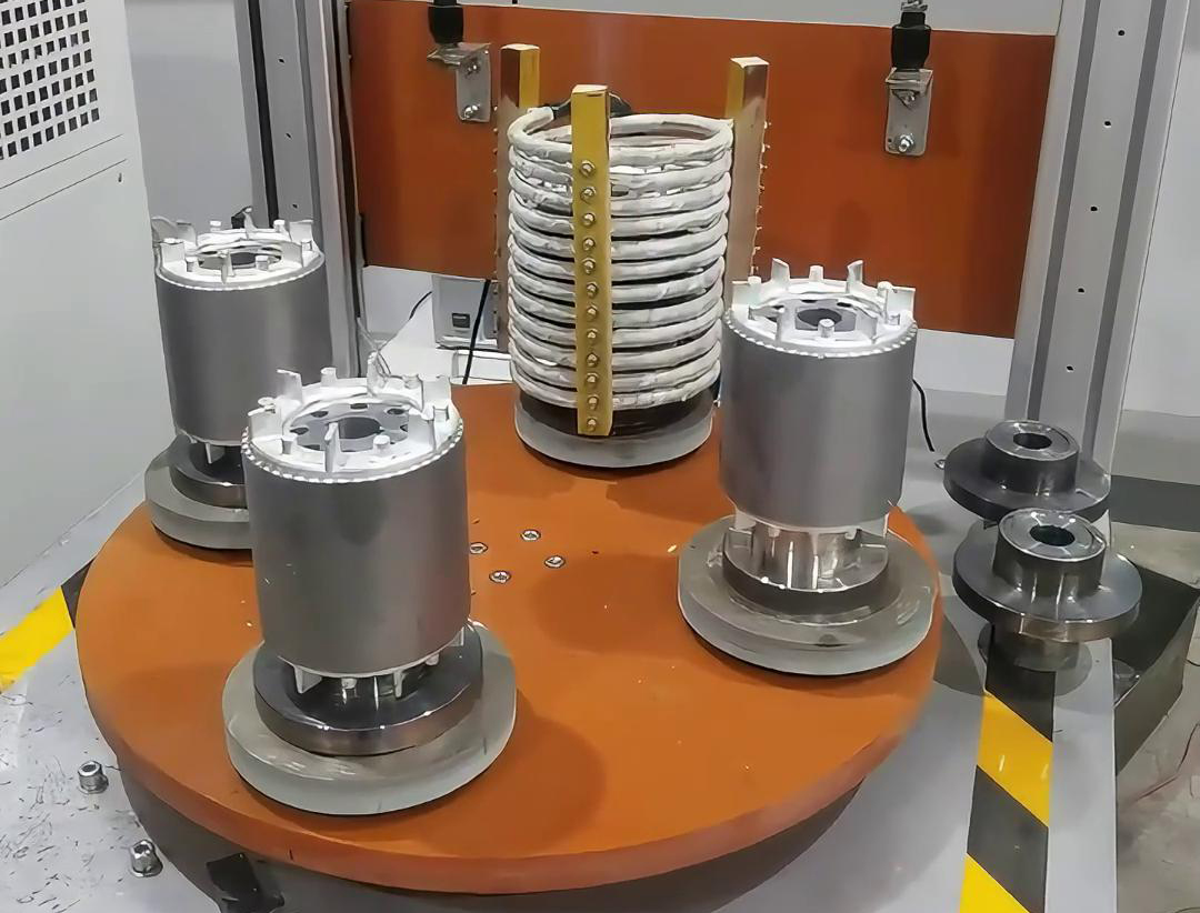 一套人工操作半自動電機轉(zhuǎn)子熱套設(shè)備，它由高頻感應(yīng)加熱設(shè)備組合而成