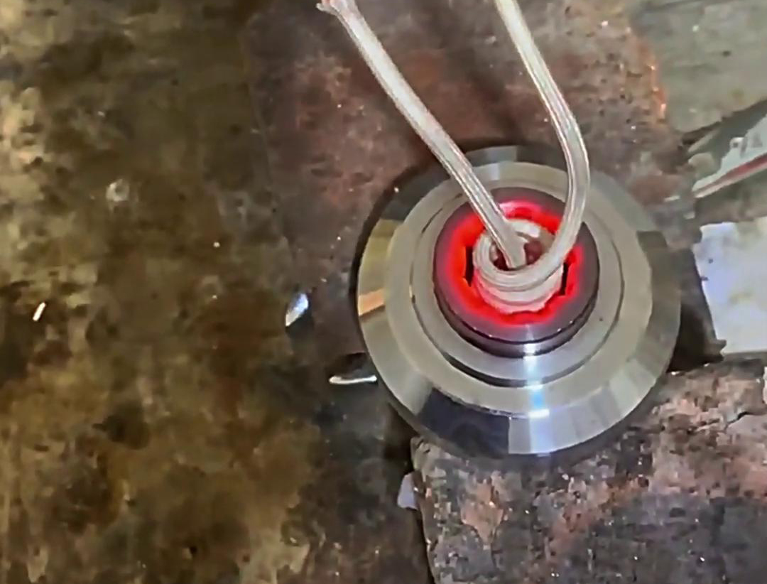 高頻內(nèi)孔加熱淬火技術(shù)廣泛應(yīng)用于汽車零部件、五金模具、軸類零件