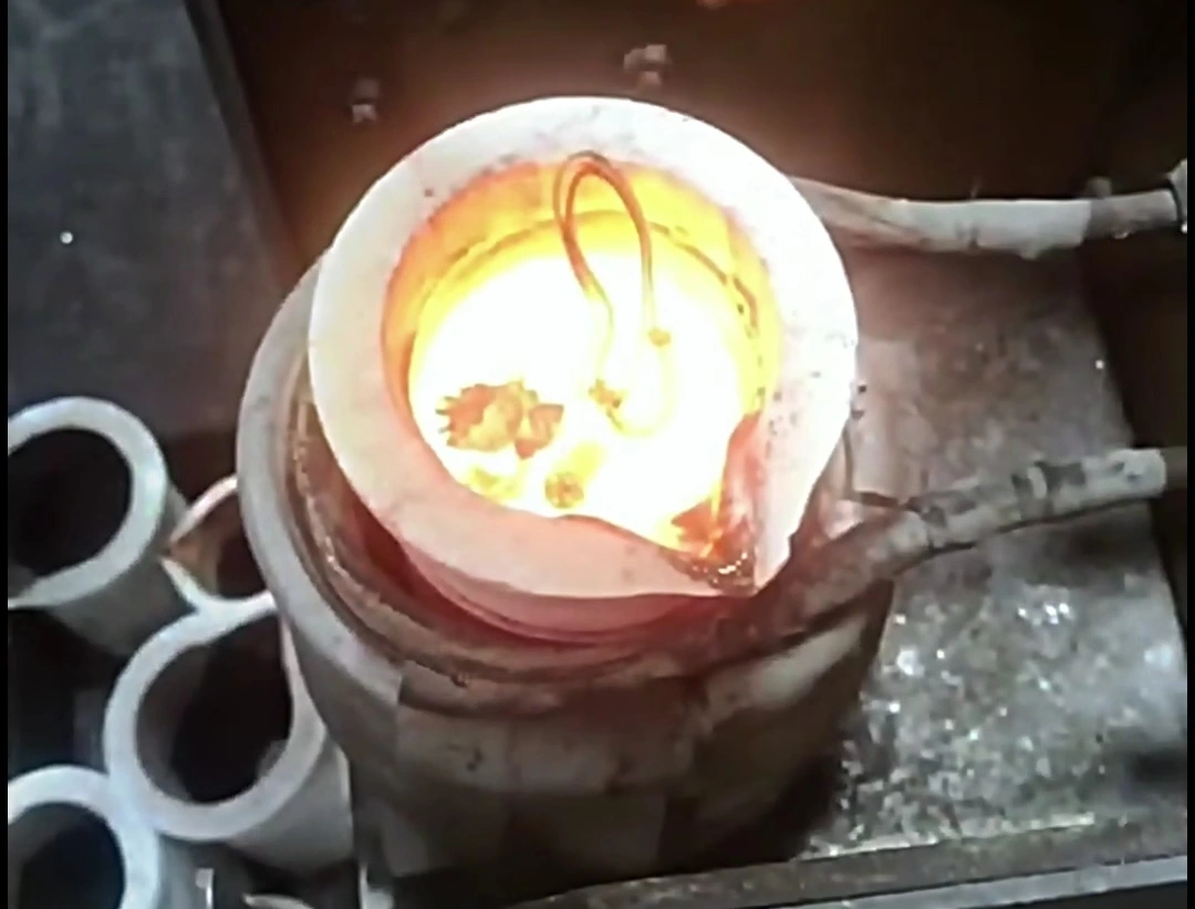 手搖傾倒式中頻熔金機(jī)是一種高效、靈活、安全可靠的金屬熔煉設(shè)備