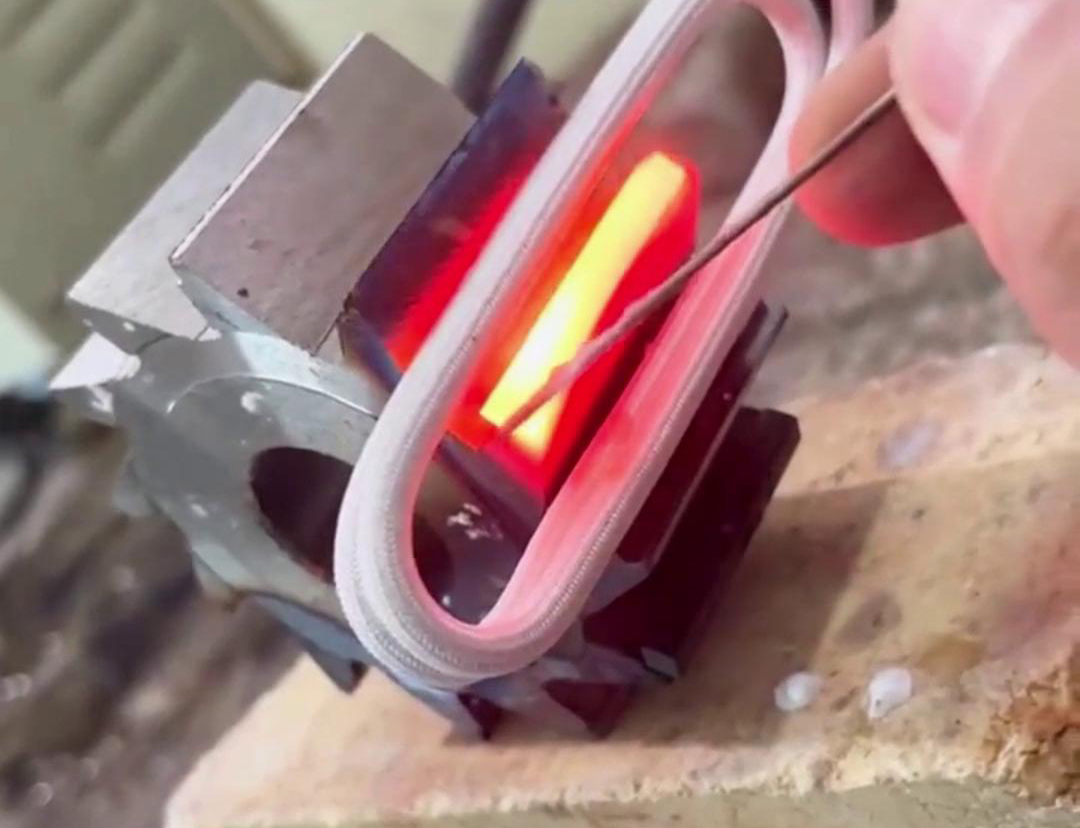 這是齒輪斷裂的齒牙，用我們的高頻焊接機不到一分鐘就能焊好