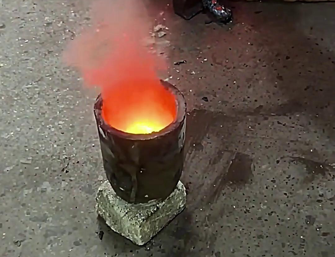 黃金礦粉熔煉測試采樣，用這款小型中頻熔煉爐來熔煉