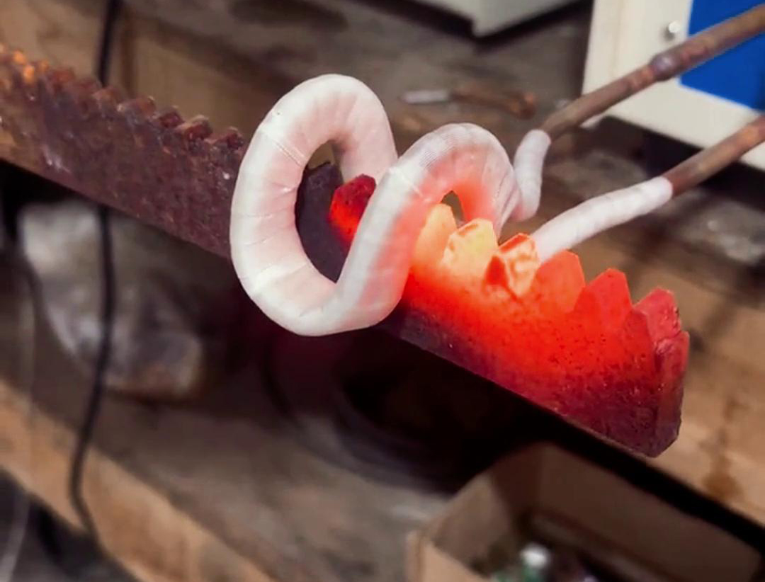 齒條高頻加熱，溫度高，速度快，無氧化層