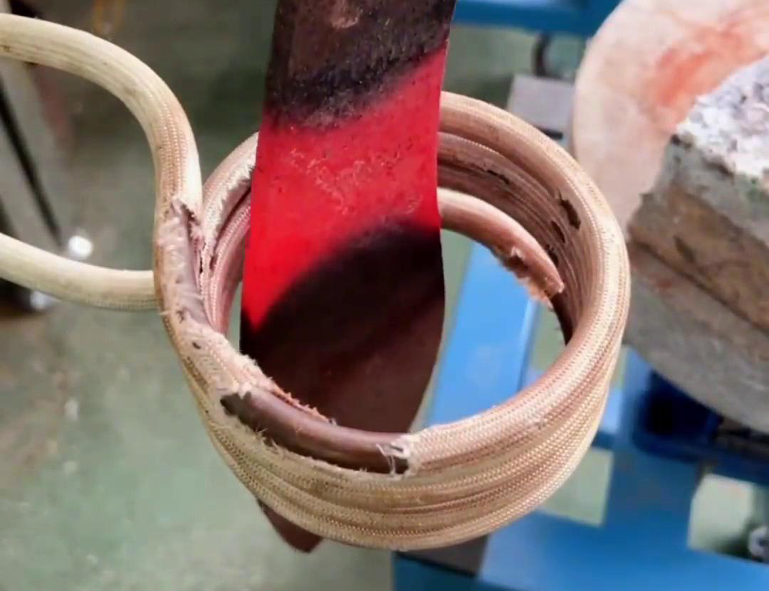 6毫米厚的鋼板，在這臺高頻感應(yīng)加熱機上加熱幾秒鐘就紅透