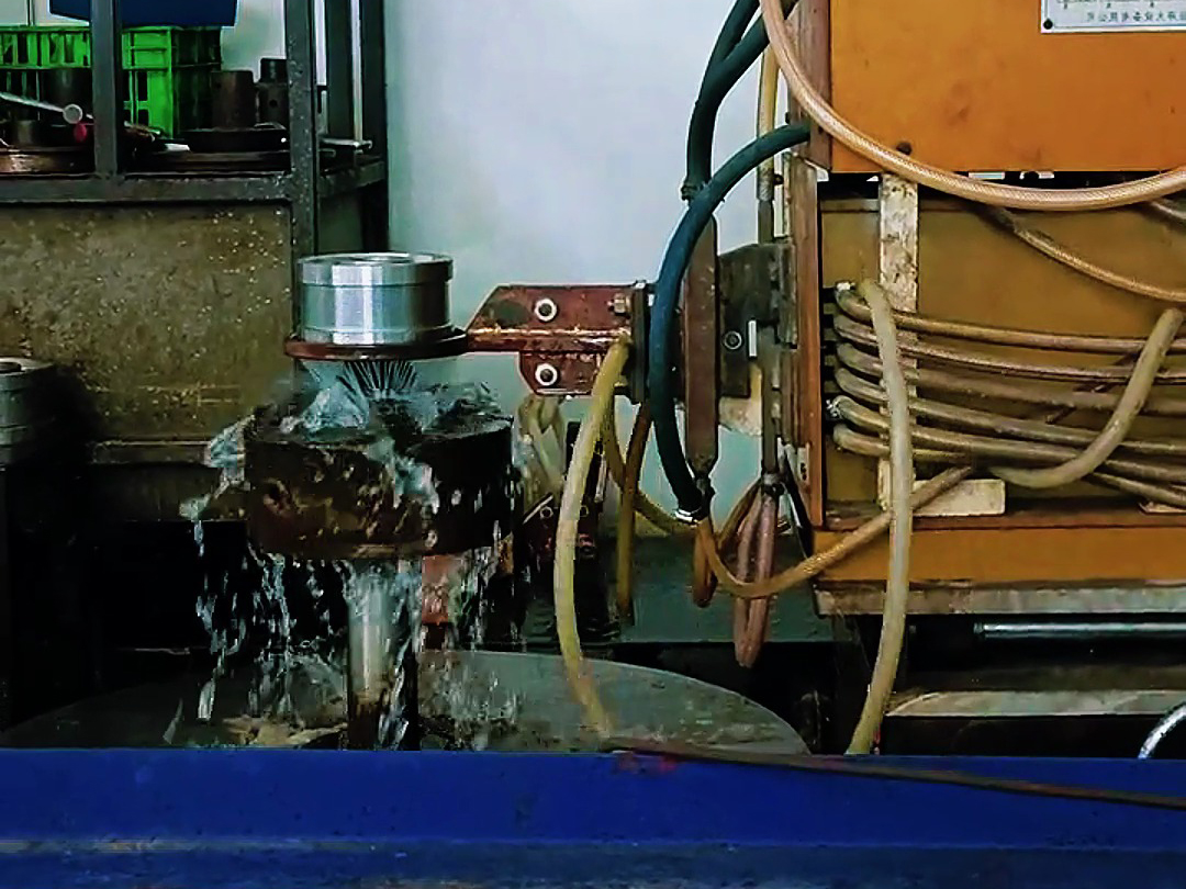 軸類淬火機(jī)床通過高頻感應(yīng)加熱技術(shù)，實(shí)現(xiàn)了軸類零件的高效、精準(zhǔn)淬火處理