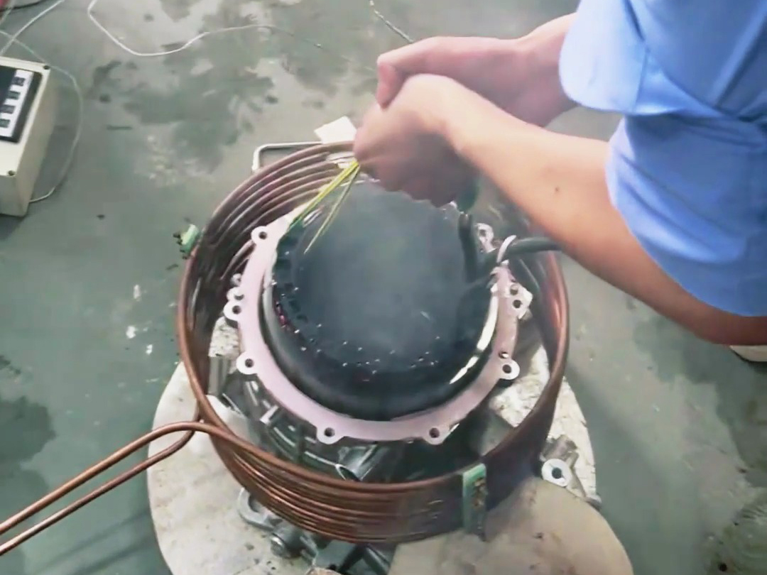 電機熱裝實驗，采用中頻感應(yīng)加熱設(shè)備對電機殼進行加熱