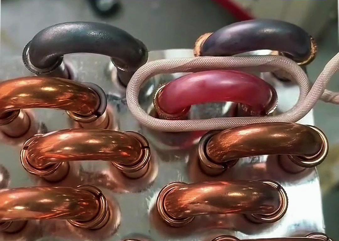 持式高頻焊機(jī)在冷凝器散熱器銅管彎頭焊接