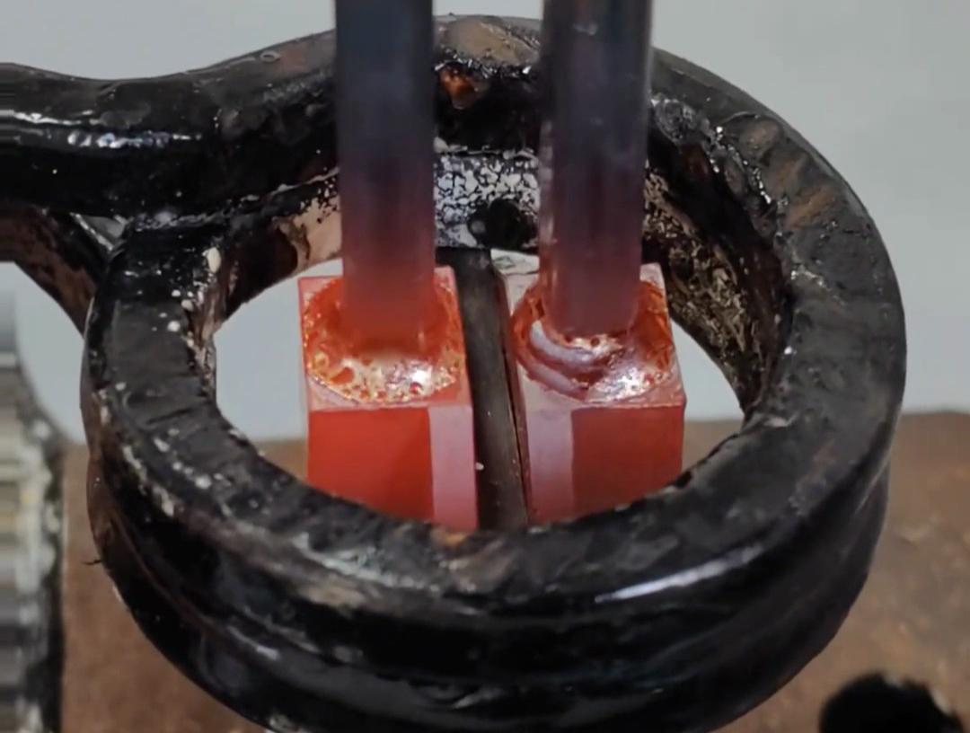 手持式高頻銅管焊接機(jī)是一種專門設(shè)計(jì)用于銅管連接的高效工具