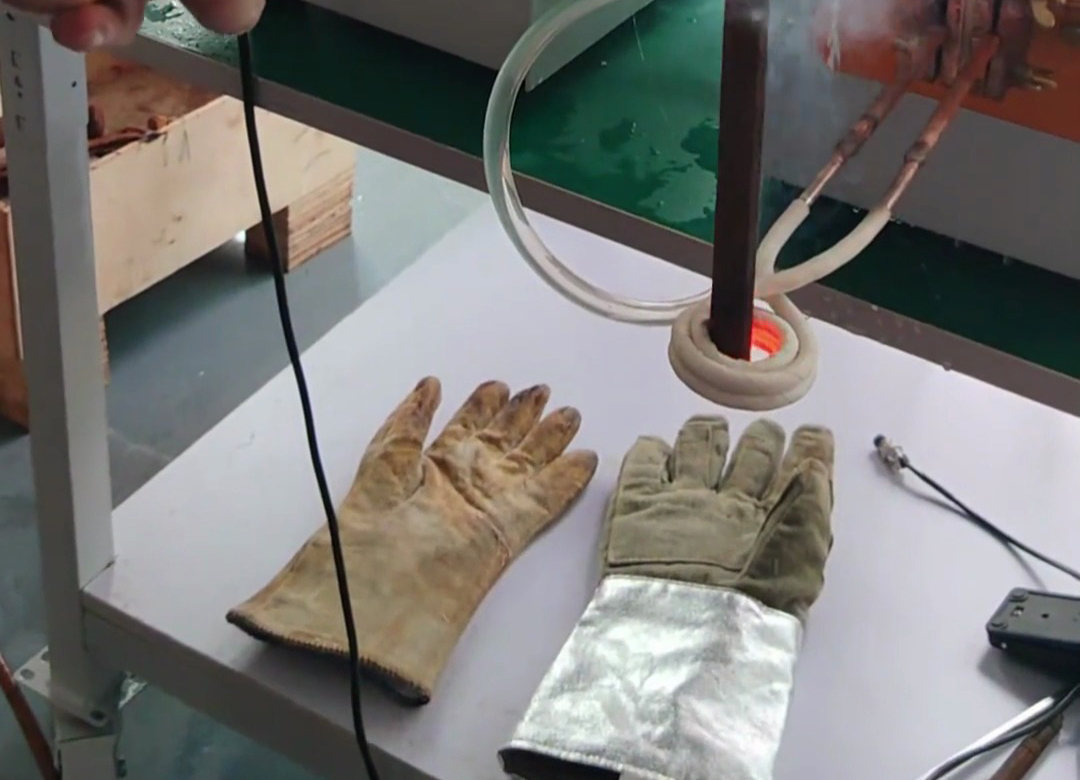 25KW型號(hào)的高頻加熱機(jī)用來做淬火、退火、焊接、熔煉等熱處理工藝