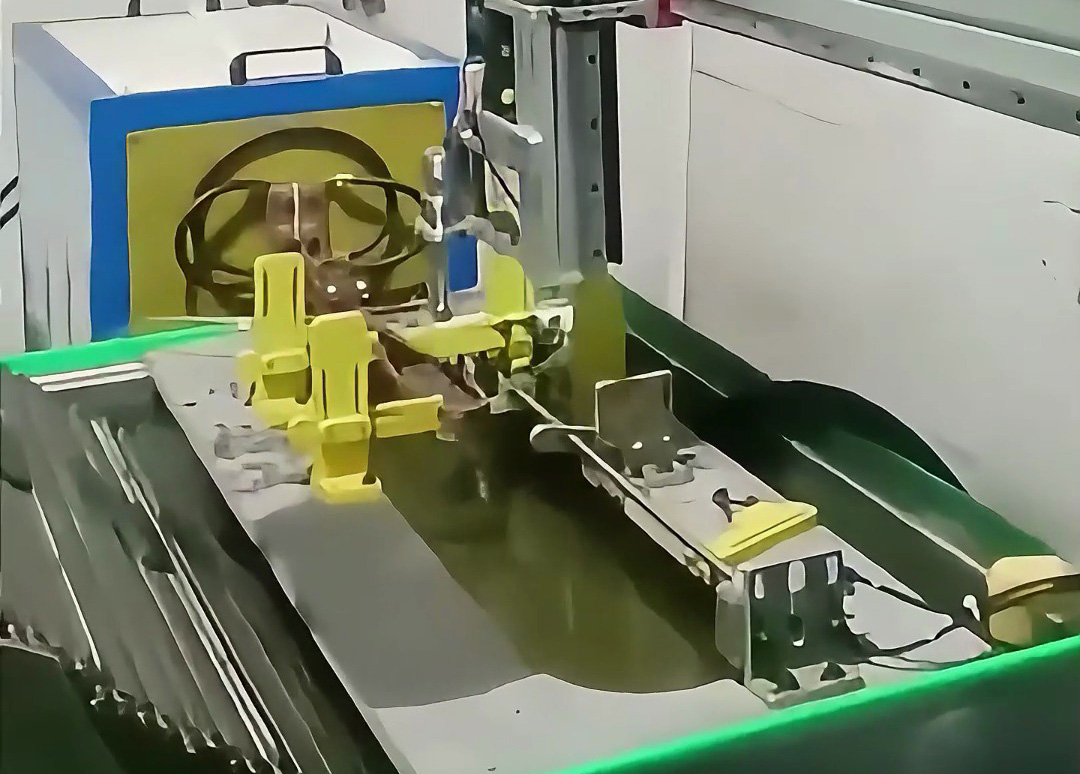 油鋸鋸板配合機(jī)械手自動(dòng)化高頻淬火現(xiàn)場(chǎng)，一臺(tái)機(jī)器頂三個(gè)工人