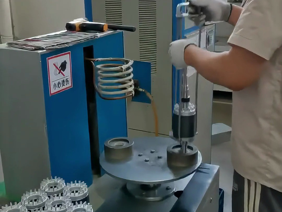 用中頻感應(yīng)加熱設(shè)備，將轉(zhuǎn)子軸芯加熱至200°C后裝入定子