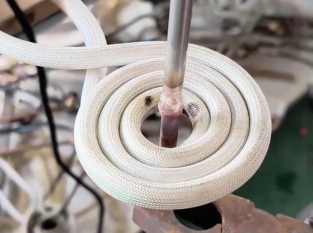 使用高頻焊接機(jī)對(duì)銅鋁管實(shí)施焊接，整個(gè)過(guò)程只要5-7秒鐘就可以完成