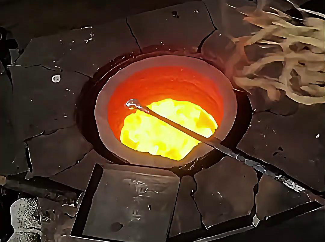 中頻熔煉爐熔化銀粉，根據(jù)需求配熔煉量大小