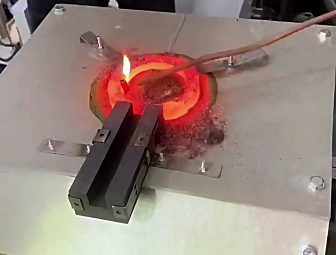 非標(biāo)定制支持！海拓中頻熔煉爐如何滿足你的工業(yè)生產(chǎn)需求