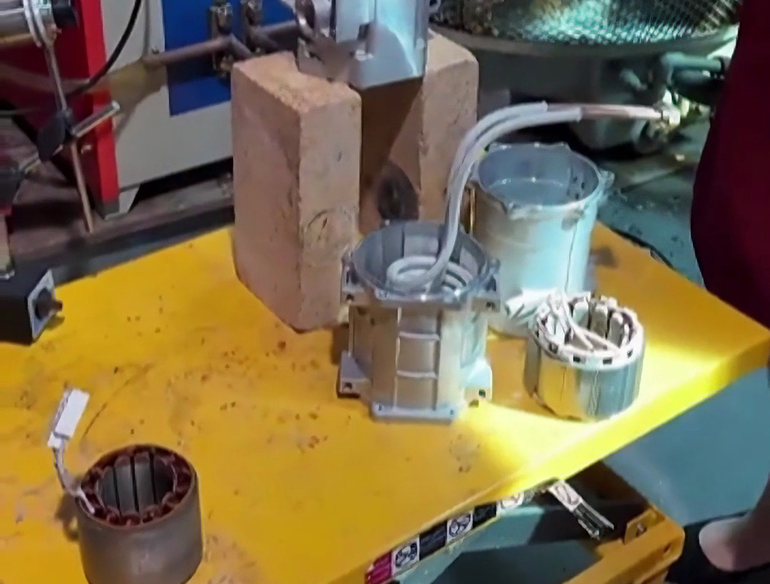 電機(jī)殼體熱裝新工藝，告別火焰加熱！感應(yīng)加熱方式電機(jī)殼體熱裝方法更均勻更安全