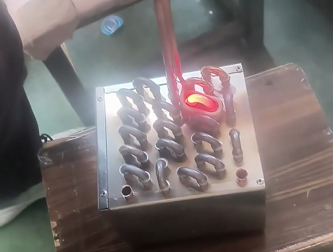 冷凝器U型銅管焊接全過程！手持高頻焊機效率提升3倍