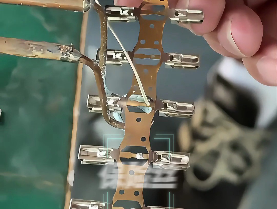 工人如何用超高頻焊接機(jī)完成保險(xiǎn)絲焊接？高清畫(huà)面展示全過(guò)程！