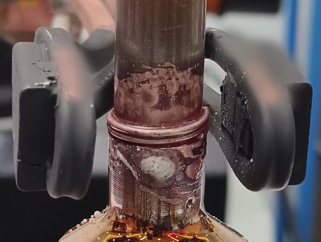 機械手帶動手持式高頻焊機左扭右擰，這樣焊接銅管效果更均勻