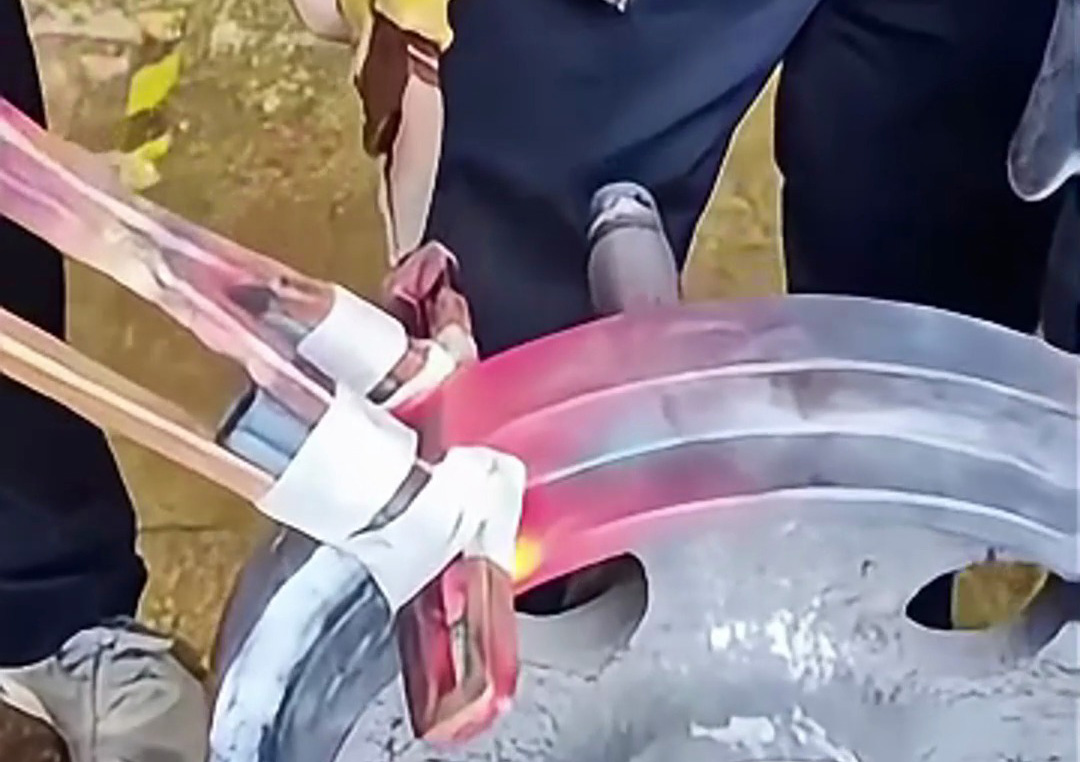 一種類行車輪表面淬火熱處理工藝測試，利用感應(yīng)加熱設(shè)備局部感應(yīng)熱處理工藝