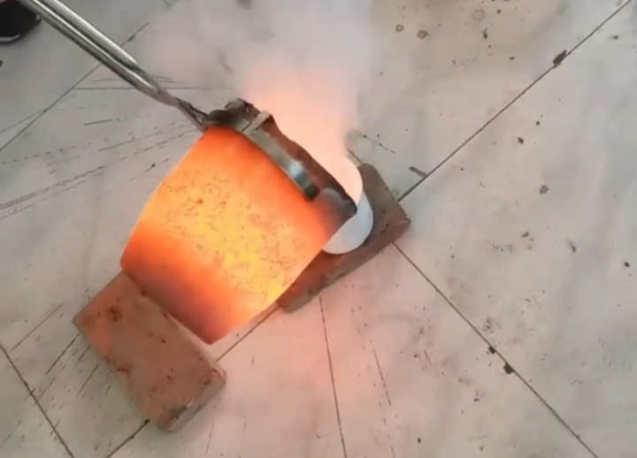 粉絲提供的銻金屬粉末怎么煉？看中頻熔煉爐如何滿足工藝指標(biāo)！