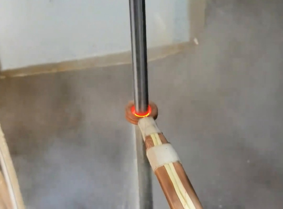 16毫米光軸精細(xì)處理！數(shù)控高頻淬火機(jī)床高效精準(zhǔn)展示