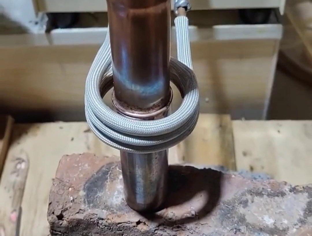 手持式高頻焊機(jī)焊接22mm銅管及三通接頭，不僅效率高、焊縫美觀